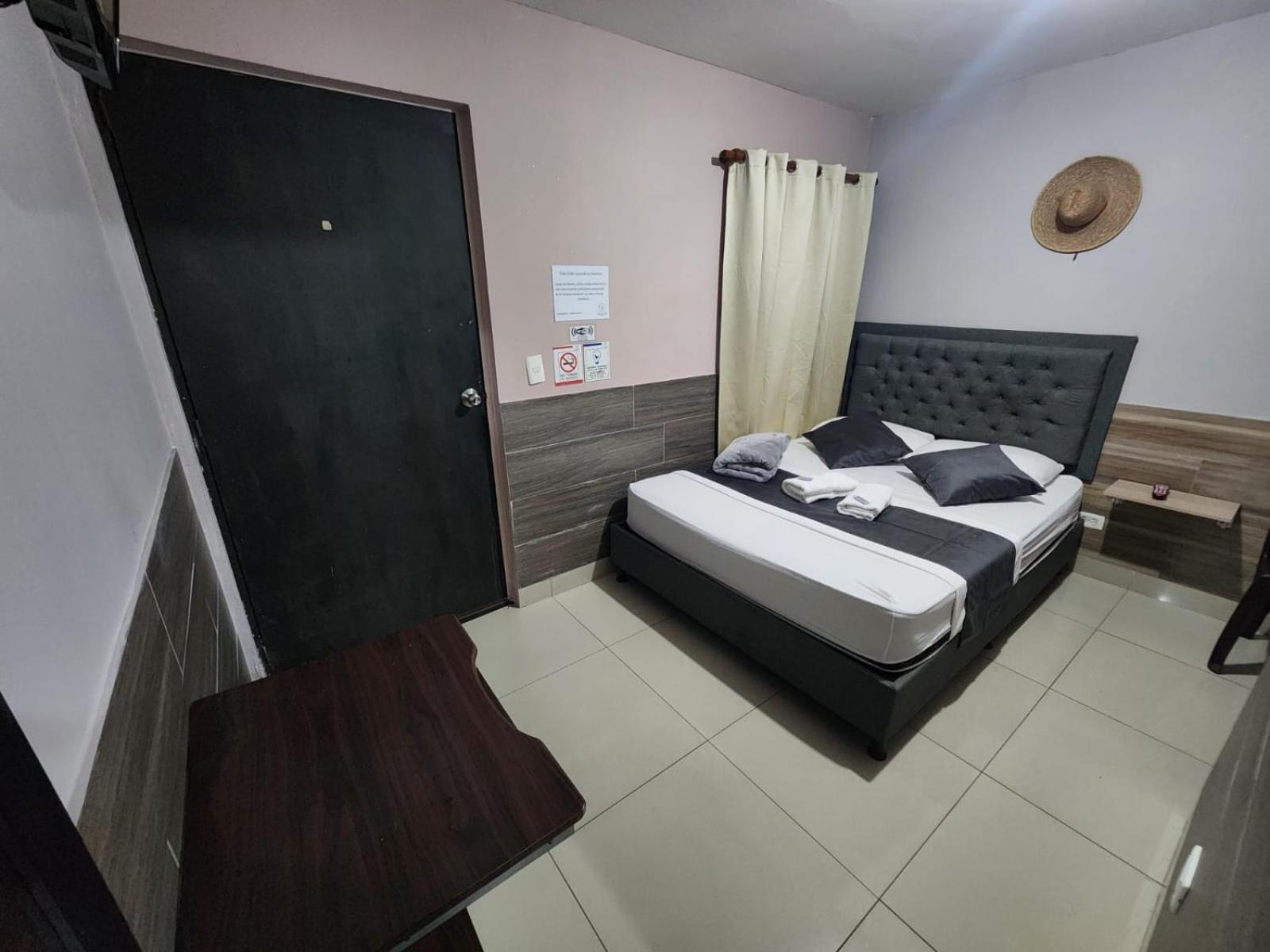Hotel Medellin Calasanz Exteriör bild